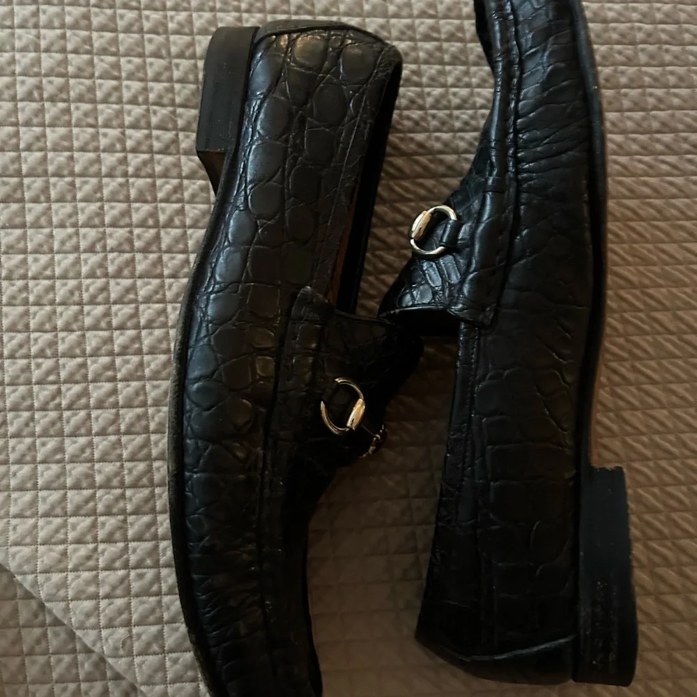 Gucci Black Textured Loafers with Gold Accent - Picture 3 of 4